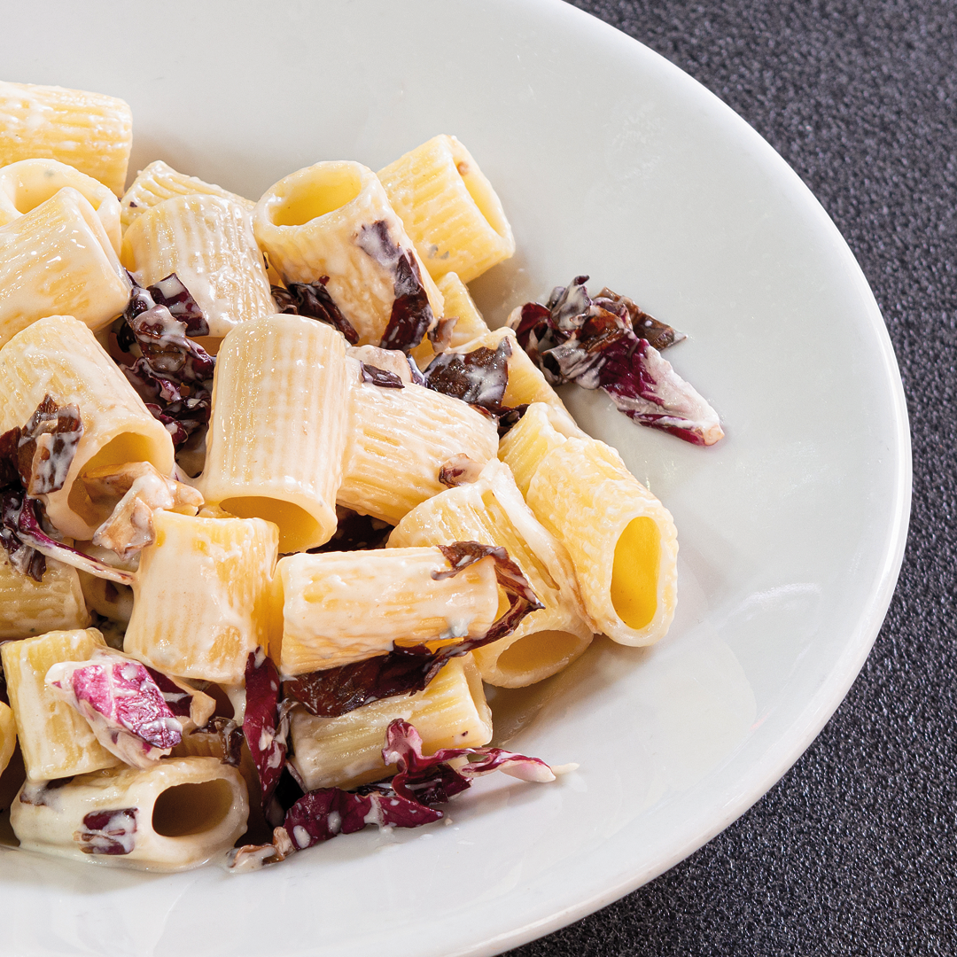 Maccheroni allo zola con radicchio e grappa